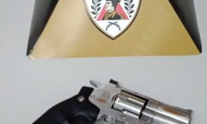 Homem com perna engessada é preso após assaltar farmácia no Centro de Betim