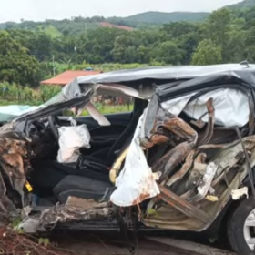 Nova Serrana: Acidente entre caminhão e carro deixa feridos na BR-262
