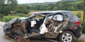 Nova Serrana: Acidente entre caminh&atilde;o e carro deixa feridos na BR-262