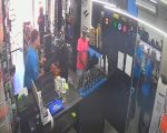 Vídeo: dupla faz idosa refém e rouba 35 celulares em loja de Pitangui
