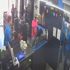 Vídeo: dupla faz idosa refém e rouba 35 celulares em loja de Pitangui