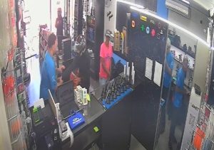 V&iacute;deo: dupla faz idosa ref&eacute;m e rouba 35 celulares em loja de Pitangui