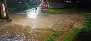 Chuvas mobilizam equipes no Nova Fortaleza II e provocam alagamento no Belvedere