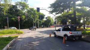 Furto de cabos compromete sem&aacute;foro e coloca tr&acirc;nsito em risco