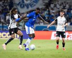 Cruzeiro cede empate no fim para o Corinthians e continua no Z4