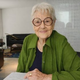 Adélia Prado tem evolução clínica e segue em reabilitação, diz boletim médico
