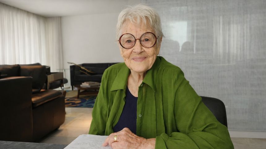 Adélia Prado tem evolução clínica e segue em reabilitação, diz boletim médico