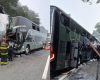 Batida entre ônibus e caminhão deixa mulher morta e 8 feridos na BR-381, em Carmópolis de Minas