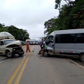 Batida entre van e caminhonete deixa 16 feridos na MG-260, em Cláudio; idoso fica em estado grave