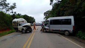 Batida entre van e caminhonete deixa 16 feridos na MG-260, em Cláudio; idoso fica em estado grave