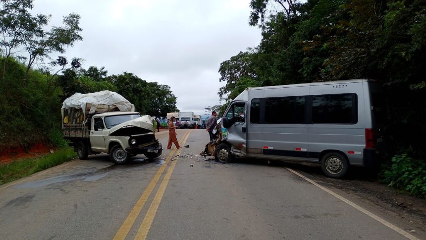 Batida entre van e caminhonete deixa 16 feridos na MG-260, em Cláudio; idoso fica em estado grave