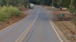 Buraco na pista causa acidente na BR-352, em Pará de Minas; casal fica ferido