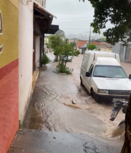 Rua Niterói vira rio durante chuvas e moradores cobram solução