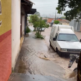 Rua Niterói vira rio durante chuvas e moradores cobram solução