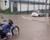 Rua Magalhães Pinto alaga após chuva e comerciantes usam humor para lidar com transtornos