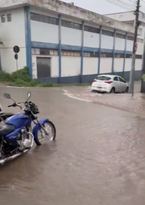 Rua Magalhães Pinto alaga após chuva e comerciantes usam humor para lidar com transtornos