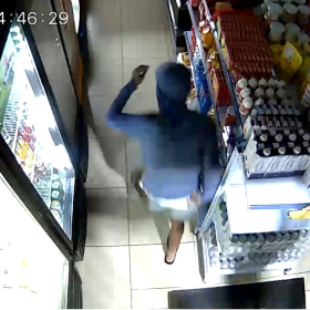 Ladrão arromba loja na madrugada e leva dinheiro do caixa no bairro Catalão