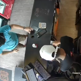 Câmeras flagram furto de celular em loja de conveniência em Divinópolis