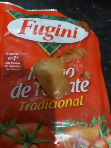 Consumidora relata suposto corpo estranho em molho de tomate comprado em Divin&oacute;polis