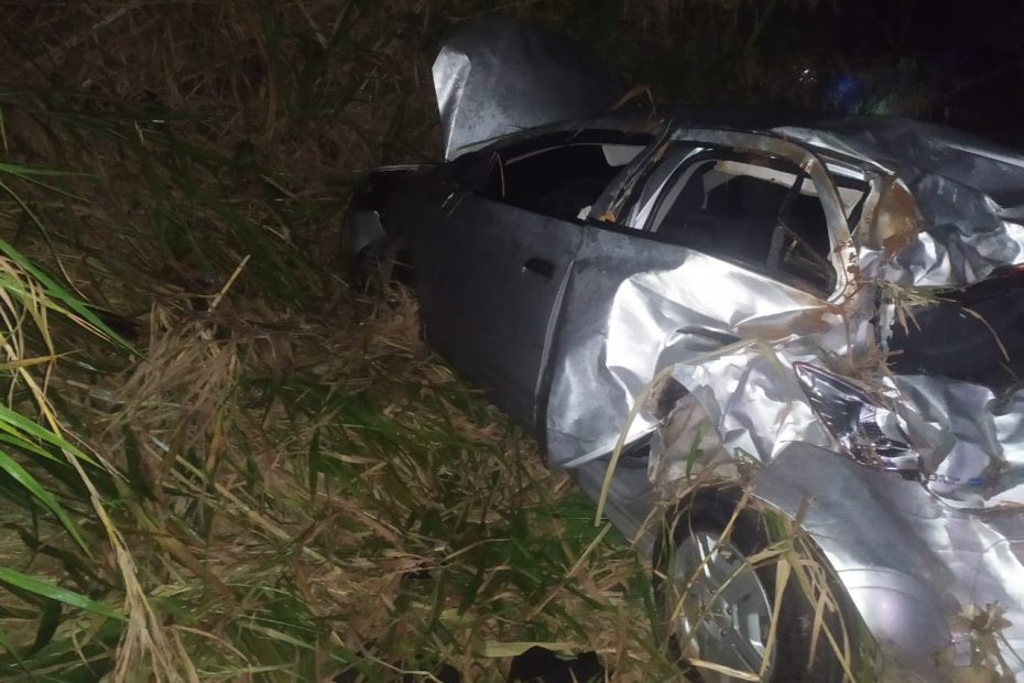 Carro cai em ribanceira e motorista morre na BR-262, em Nova Serrana