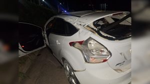 Carro bate em barranco e jovem fica ferida na MG-050, em Formiga