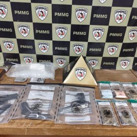 PM apreende armas, munições e drogas e prende seis homens em Arcos
