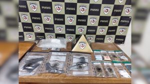 PM apreende armas, munições e drogas e prende seis homens em Arcos