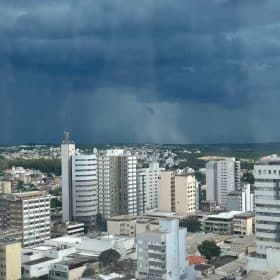 Divinópolis registra chuva 22% acima da média em janeiro, mas volume é menor comparado a 2025