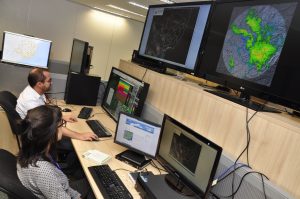 Sala de Situa&ccedil;&atilde;o do Sistema de Meteorologia e Recursos H&iacute;dricos de Minas Gerais fortalece gest&atilde;o de riscos e amplia resposta a eventos extremos