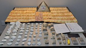 Homem &eacute; preso com grande quantidade de drogas e R$ 4 mil do tr&aacute;fico em Ita&uacute;na