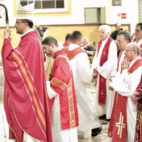 Catedral do Divino Esp&iacute;rito Santo recebe novo p&aacute;roco
