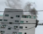 Incêndio atinge cobertura de prédio em Nova Serrana