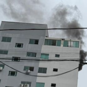 Incêndio atinge cobertura de prédio em Nova Serrana