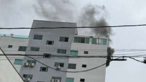 Inc&ecirc;ndio atinge cobertura de pr&eacute;dio em Nova Serrana