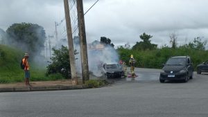 Incêndio destrói carro perto do Aeroporto de Divinópolis; moradores suspeitam de crime