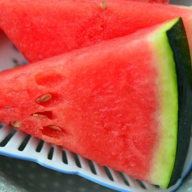 Com calor intenso, melancia se torna aliada saud&aacute;vel no ver&atilde;o: veja por que consumir a fruta faz toda a diferen&ccedil;a