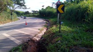 Motociclista morre após bater em placa e radar na BR-494, em Divinópolis