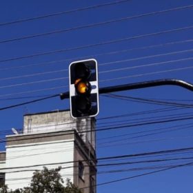 Queda de energia deixa sem&aacute;foros piscando no Centro de Divin&oacute;polis