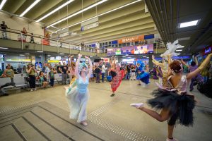 Turistas são recebidos com flash mob e experiências imersivas na Rodoviária e no Aeroporto de Belo Horizonte