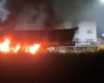 Carreta pega fogo na Ponte do Rio das Velhas, na BR-381