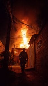 Moradores controlam inc&ecirc;ndio e salvam v&iacute;tima em Neol&acirc;ndia