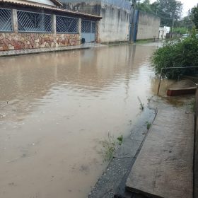 Inundações frequentes atingem Travessa Cerâmica no bairro Vila Belo Horizonte
