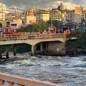 Homem cai de ponte e fica ilhado no Rio Itapecerica em Divinópolis