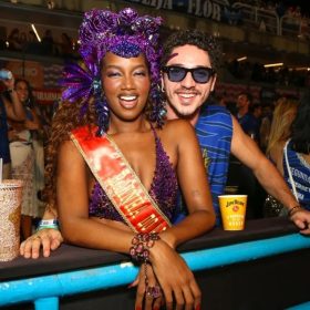 Iza assume romance com João Vitor Silva em noite de brilho na Sapucaí