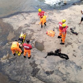Jovem é resgatado após queda em lajeado de pedra na Cachoeira de Trindade