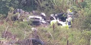 Homem morre e mulher fica ferida após caminhão capotar na BR-040, na Grande BH