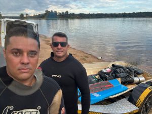 Mergulhadores resgatam destroços de jet ski após acidente fatal em Carmo do Cajuru