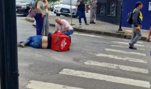 Acidente deixa motociclista ferido na rua Minas Gerais, em Divin&oacute;polis