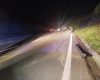 Motociclista fica ferido após peça se soltar de caminhão em Divinópolis