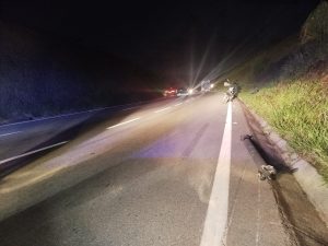 Motociclista fica ferido após peça se soltar de caminhão em Divinópolis